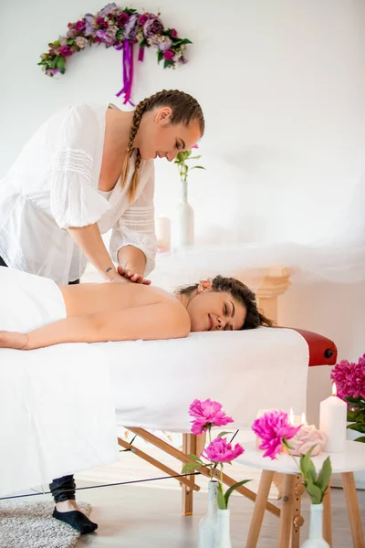 Jong Meisje Spa Massage Vakantie — Stockfoto