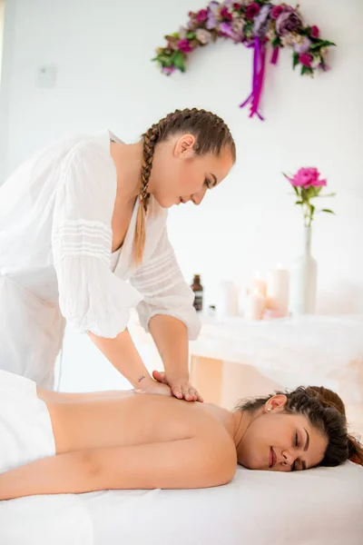 Jong Meisje Spa Massage Vakantie — Stockfoto