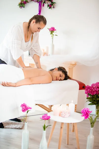 Jong Meisje Spa Massage Vakantie — Stockfoto