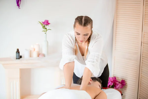 Chica Joven Masaje Spa Vacaciones — Foto de Stock