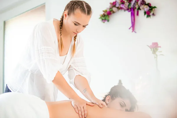 Jong Meisje Spa Massage Vakantie — Stockfoto