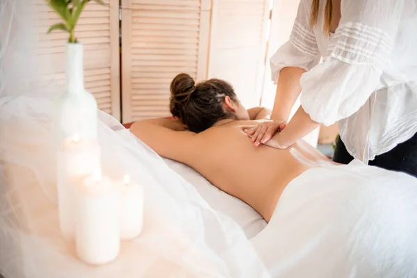 Jong Meisje Spa Massage Vakantie — Stockfoto