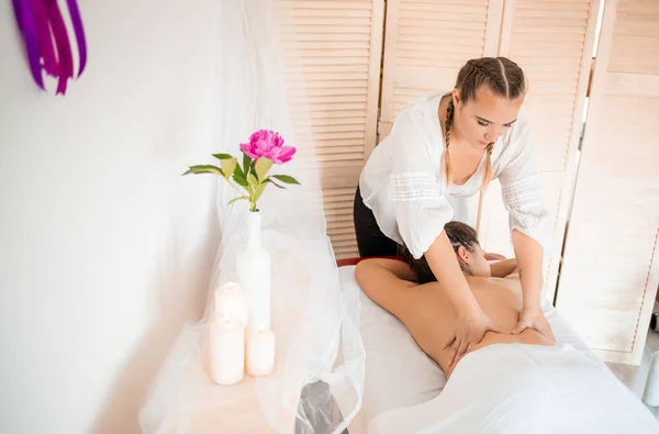Giovane Ragazza Massaggio Spa Vacanza — Foto Stock