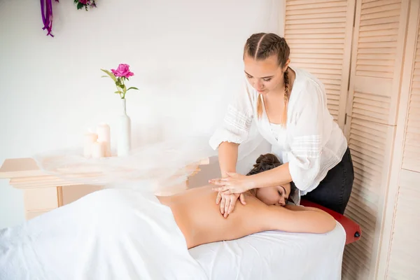 Jong Meisje Spa Massage Vakantie — Stockfoto