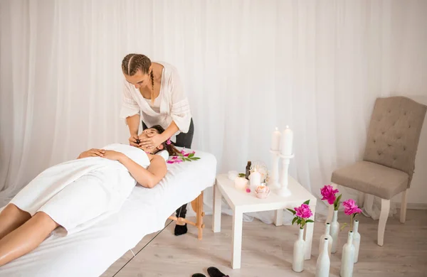 Jong Meisje Spa Massage Vakantie — Stockfoto