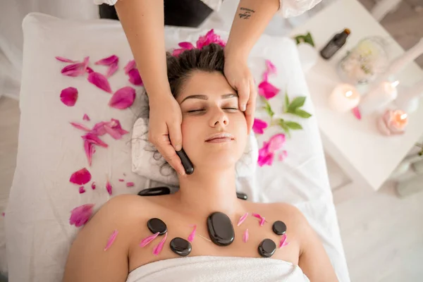 Junges Mädchen Bei Wellness Massage Urlaub — Stockfoto