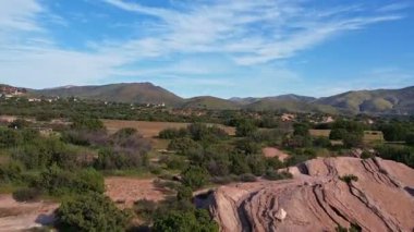 Kaliforniya, Acton 'daki Soledad Kanyonu' nun dağlık bölgesinin insansız hava aracı görüntüleri.