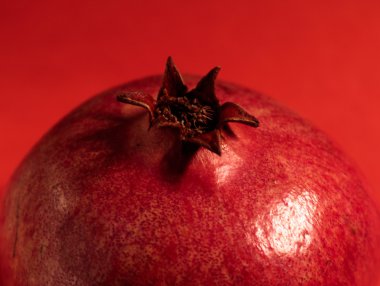 Kırmızı zemin üzerine kırmızı nar