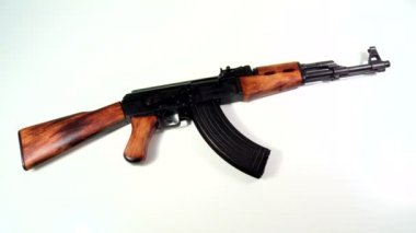Ak 47 Kalaşnikof, beyaz arka plan üzerinde güzellik çekim.