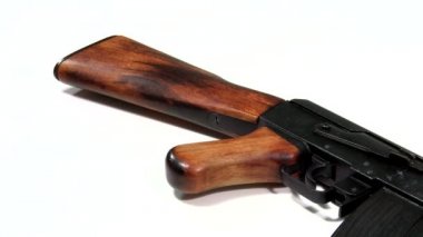 AK 47 Kalaşnikof, beyaz arka plan üzerinde güzellik atış yakın çekim.