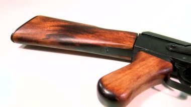 AK 47 Kalaşnikof, beyaz arka plan üzerinde güzellik atış yakın çekim.