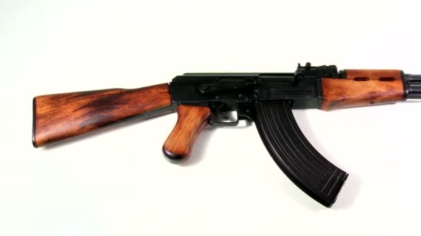 AK 47 Kalashnikov, primo piano con colpo di bellezza su sfondo bianco . — Video Stock