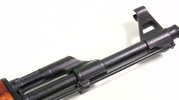 AK 47 Kalashnikov, close-up de tiro de beleza em fundo branco . — Vídeo de Stock