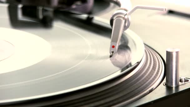 DJ Giradiscos. Dejar caer la aguja en un tocadiscos de vinilo giratorio y llevarlo de vuelta . — Vídeo de stock