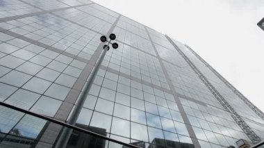 La Defense Paris. Grande Arche aynalı cam yan tarafa kaydır.