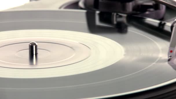 DJ draaitafel. Close-up van een draaiende vinyl platenspeler. — Stockvideo
