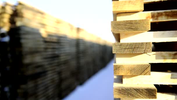 Куча деревянной полосы для производства бочек. Снежный путь . — стоковое видео