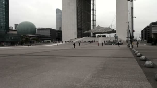 La Defense Párizs. Dönthető a földről, a Grande Arche, és vissza a földre. — Stock videók