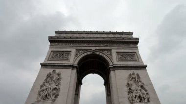 Arc De Triomphe bulutlu bir günde. Orta atış, ortalanmış.