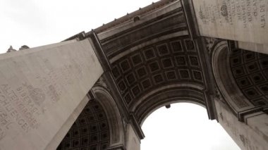 Arc De Triomphe bulutlu bir günde. Ark altında yavaş pan.