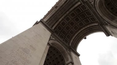 Arc De Triomphe bulutlu bir günde. Ark altında pan.