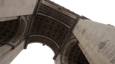 Arc De Triomphe bulutlu bir günde. Ark altında yavaş pan.