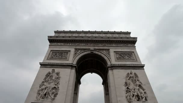 Arc De Triomphe in una giornata nuvolosa. Colpo medio, centrato . — Video Stock