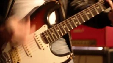 Gitarist. Bir erkek yakın çekim bir elektro gitar Naz elini ve o zaman bırak.