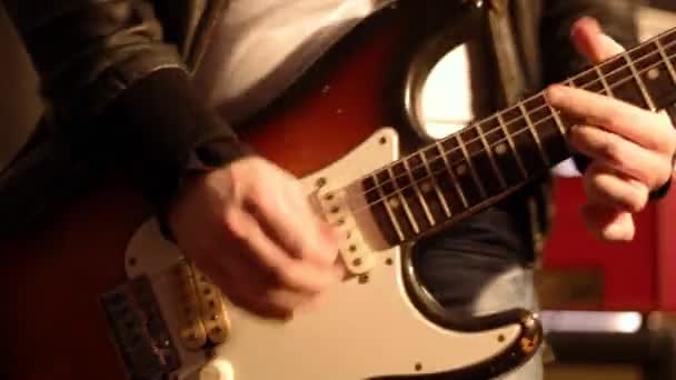 Guitarrista. Close-up em uma mão masculina tocando duro em uma guitarra elétrica . — Vídeo de Stock