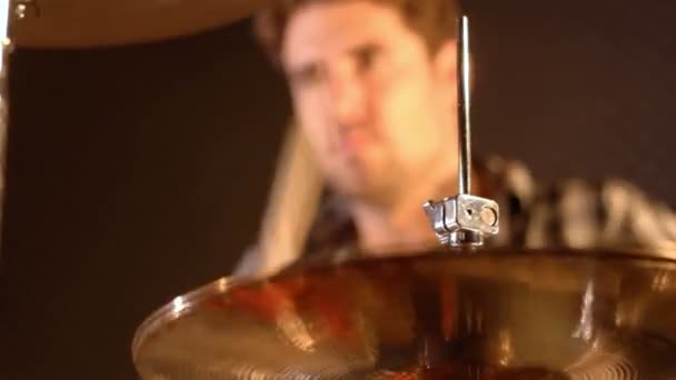 Drummer. Close-up on a unsharp male playing hard on a the snare and hi-hat of a drum kit. — Stock Video