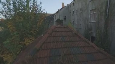 Kömür-maden kasabası içinde terk edilmiş bir dönemin hava Gladbeck, Almanya, yavaş yükselme ileri eski püskü evin üst ve baca üzerinde.