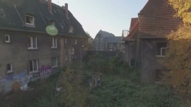 Kömür madenciliği kasaba Gladbeck terk edilmiş bir çeyrek havadan, Almanya, düşük irtifa uçuş, orta izleme eski batık evler arasında ileri atış.