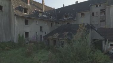 Kömür madenciliği kasaba Gladbeck, Almanya'da terk edilmiş bir çeyrek hava, evlerin eski sıra üzerinde yavaş tırmanış, ev üst ve baca yerleşim alanında biten.