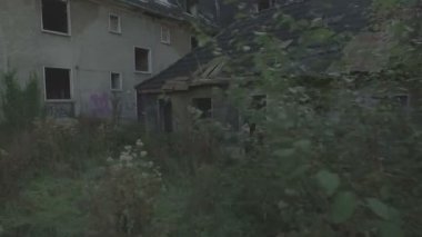 Kömür-maden kasabası içinde terk edilmiş bir dönemin hava Gladbeck, Almanya, çok düşük irtifa, yakın izleme atış sağdan sola ev ve küçük büyümüş baraka, eski püskü bir satır önünde yavaşça soldan sağa kaydırma.