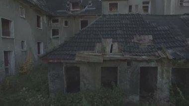 Kömür madenciliği kasaba Gladbeck terk edilmiş bir çeyrek hava, Almanya, düşük irtifa, kötü ev üst ve baca üzerinde yavaş tırmanış ileri ile yakın izleme atış, soldan sağa kaydırma.