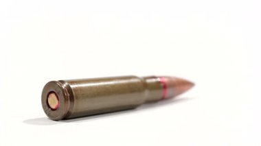 AK-47 mühimmat. Yalancı bir tek kurşun altta bulanıklık. Önden arkaya.