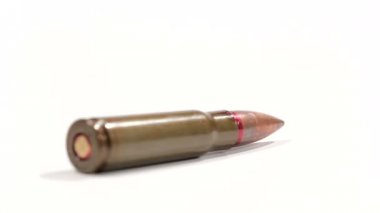Ak-47 mühimmatı. Yalan söyleyen tek bir merminin dibine defokus. Arkadan öne doğru.