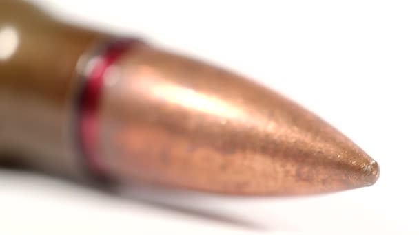 AK-47 ammunition. Defocus on a lying single bullet head. From the front to the back. — Stock Video