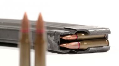AK-47 mühimmat. Önde iki dik Kurşun arkadaki bir yalancı tam Dergisi'nden defocus.