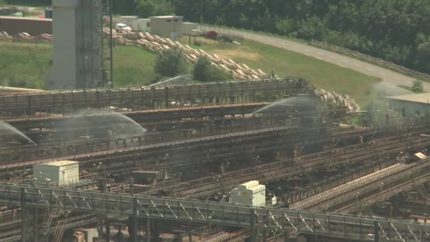 Povrchová těžba. Terminál s vodu sprinkler plochý dopravník. Střední zásah. Povrchový důl. — Stock video