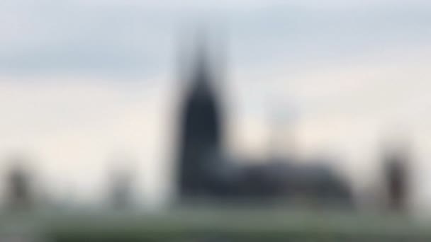 ケルン大聖堂のセヴェリン橋の前で焦点がぼけます。Klner Dom、Severinsbrcke。ロング ショット. — ストック動画