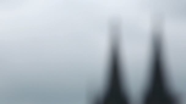 Defocus på Kölnerdomen pinnacle. Klner Dom, Severinsbrcke. På nära håll. — Stockvideo