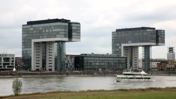 Maisons de grue. Temps écoulé. Bateau touristique sur le Rhin devant le Kranhuser de Cologne. Long shot . — Video