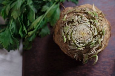 Çiftçi pazarından taze taze kereviz kökü. Topraklı, kirli, çiğ yiyecekler.