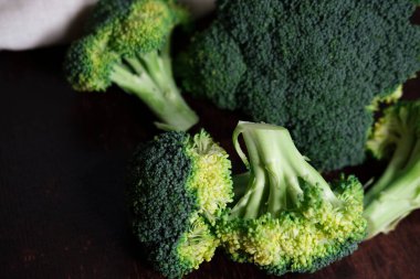 Çiftçi pazarından taze yeşil brokoli.