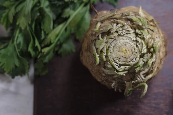 Çiftçi pazarından taze taze kereviz kökü. Topraklı, kirli, çiğ yiyecekler.