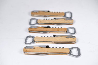 Tahta şişe açacağı, beyaz arka planda sustalı tirbuşon, ticari fotoğraf konsepti.