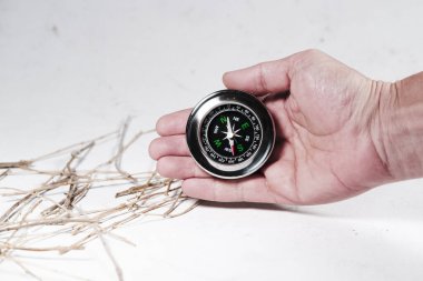 Metalik parlak pusula, sonbahar veya sonbahar süslemesi ile beyaz arkaplanda