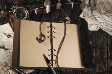 Eski bir deri kapak defterinin beyaz, çevre dostu kağıt çağrı cihazı. Denizci, erkeksi konsept. Dilek listesi ya da seyahat macerası notları yazmaya hazır.