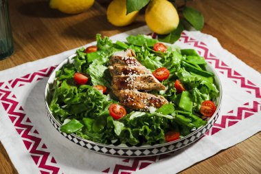 Marullu, yeşil bezelyeli, kiraz domatesli, zeytinyağı soslu sağlıklı tavuk salatası.